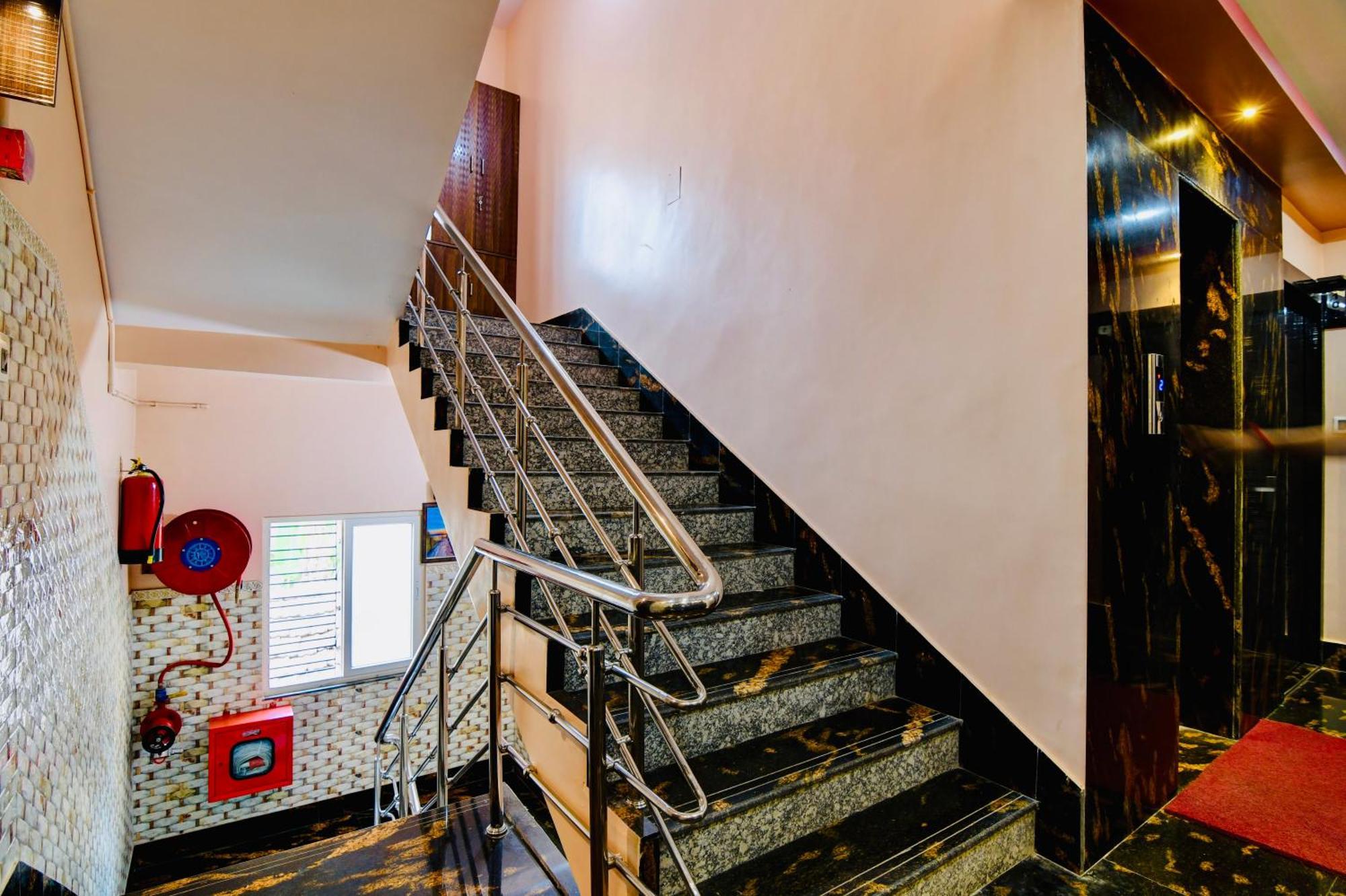 Hotel Kanan Inn โกลกาตา ภายนอก รูปภาพ